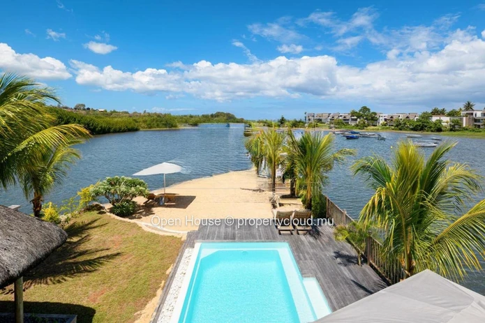 Waterfront villa for sale in the unique Marina of the island, 395m², pool, 12m boat mooring, 5 bedrooms.