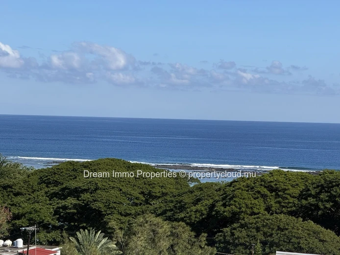 Penthouse meublé de 2 chambres avec rooftop privé & vue mer à Flic en Flac – Ile Maurice