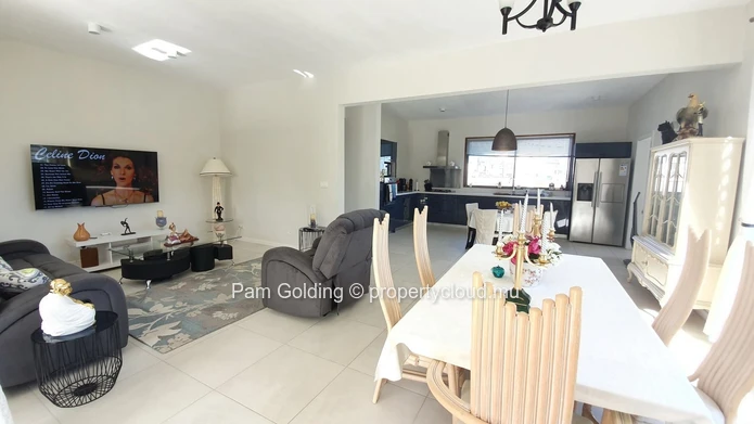 Maison entièrement sécurisée à vendre à Flic en Flac. (Mandat exclusif)