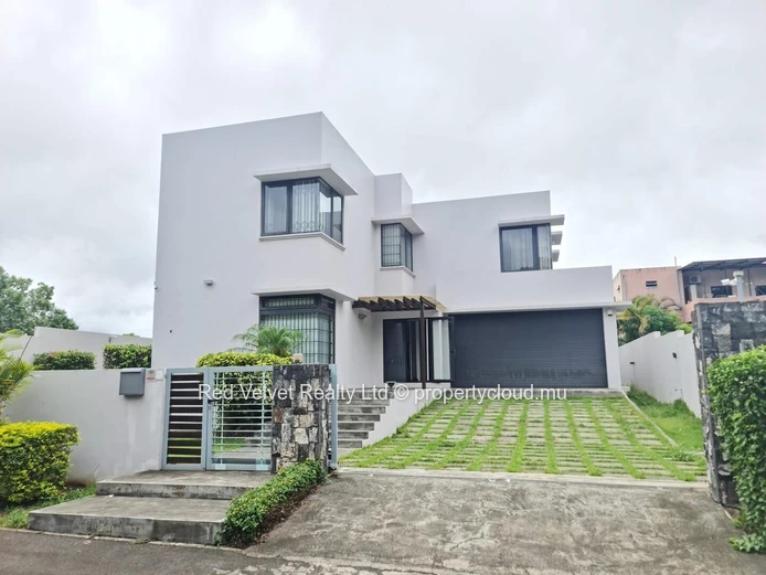Maison meublée à louer à Ebène, 400m² habitables sur un terrain de 700m². Services et commodités à proximité. Prix Rs...