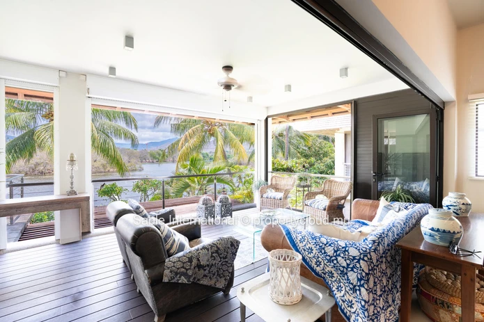Luxurious Beachfront RES Apartment in Rivière Noire with stunning views and modern amenities. 4 bedrooms, sea access,...