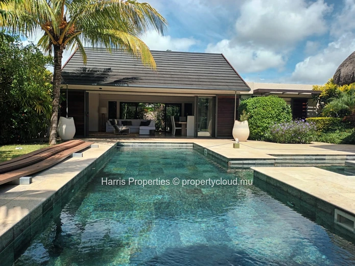 À vendre : Luxueuse Villa  de 400m2 avec 4 chambres à coucher ensuite région Grand-Baie