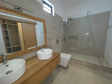 5 Bedroom Villa