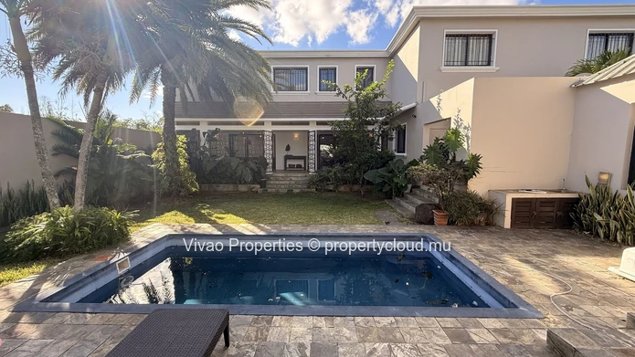 Maison principale spacieuse et élégante de 4 chambres meublée + maison d'amis de 2 chambres avec piscine privée à Per...
