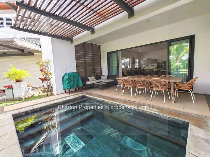 Duplex de 3 chambres avec piscine et jardin en bord de rivière à Rivière Noire
