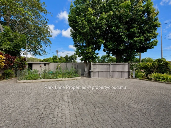 Maison familiale  de 400m2 à Moka  avec piscine, grand jardin et vue Montagne