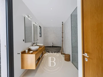 5 Bedroom Villa