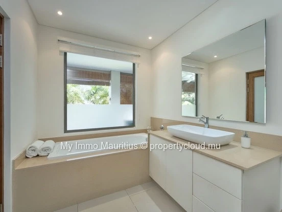 3-Bedroom Apartment with En-Suite Bathrooms, 1 Minute from the Beach