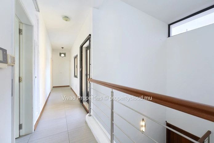 Villa en face de la plage à louer à Belle Mare, 279m², 4 chambres, piscine privée, vue mer, Rs 95 000.