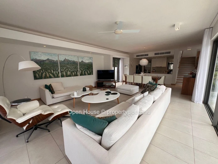 Villa de 485m2 au coeur du domaine de Mon Choisy, Golf, piscine, salle de sport, centre équestre, accès à la plage. 4...