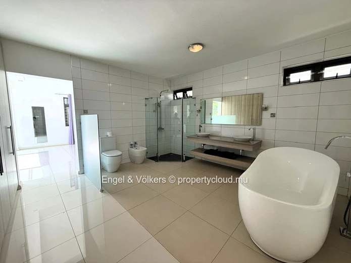 4 Bedroom Villa with Private Pool For Rent at Pereybere