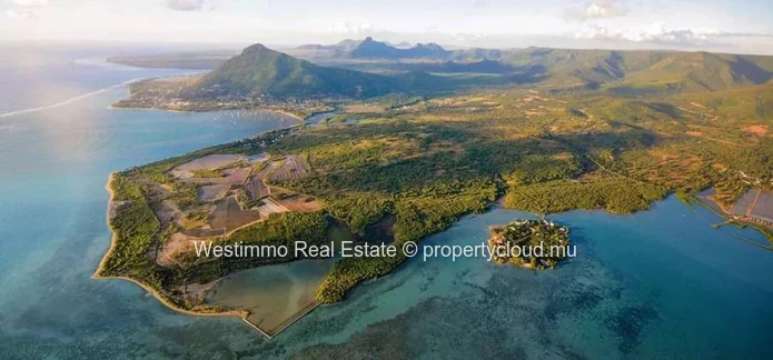 Black River - Buildable land for sale on a golf course
