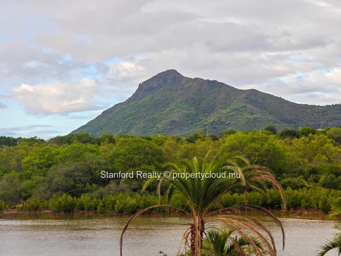 Beachfront Residence with Lagoon Access – 3 Bedrooms, Rivière Noire, West Coast