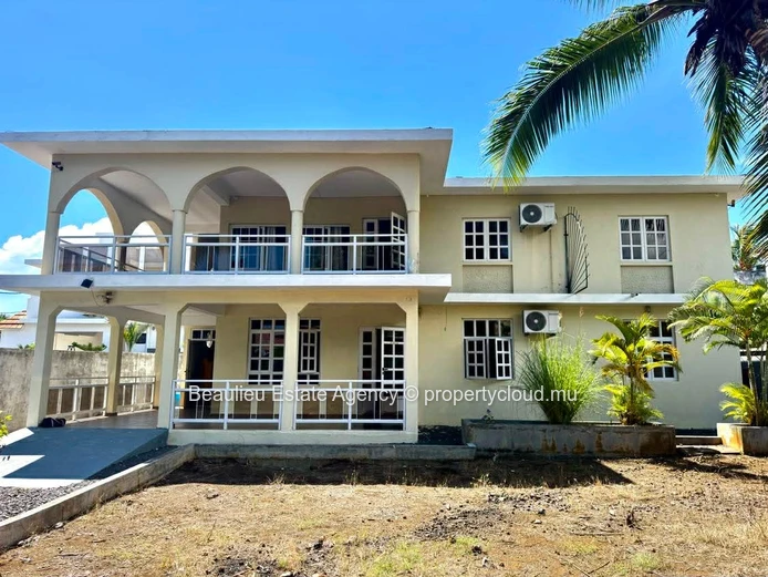 Immeuble résidentiel entièrement meublé à vendre à Point aux Canonniers