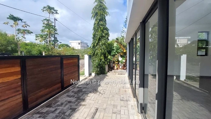Commercial space for rent in Mon Choisy – Prime location near the golf course