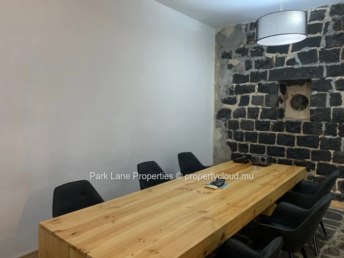 Batiment Commercial avec caractère sur la Route Royale (Mandat exclusif)