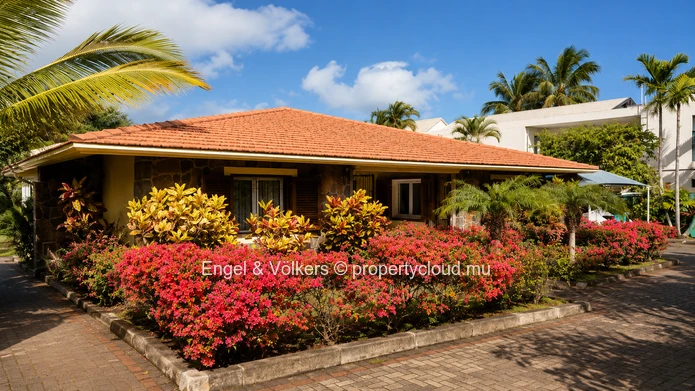 Charming Single-Storey Villa with Private Pool and Tropical Garden