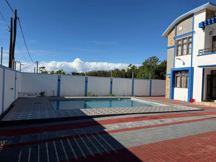 Maison meublée 4 chambres avec piscine à louer à Calodyne