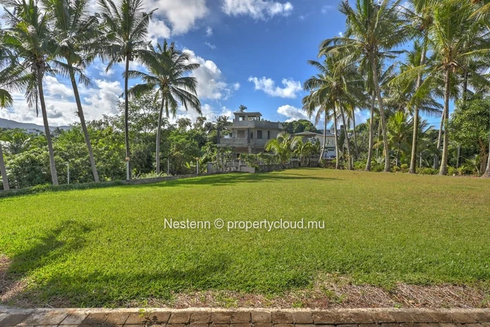Spacious 275 m² house on a land of 13,802.67 m² in Chemin Grenier with sea and mountain views.