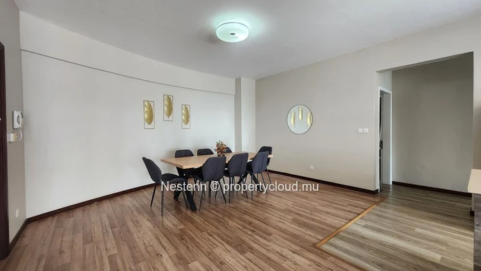 Appartement contemporain de 3 chambres à Rose Hill, climatisation, ascenseur privé et à proximité des commodités. Un ...