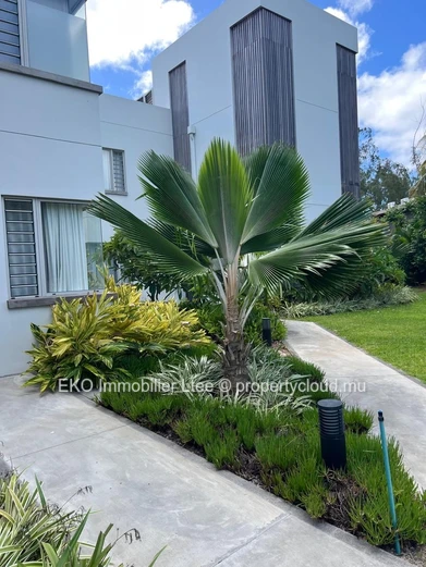 Beachfront Penthouse in Pointe aux Piments - 2BR, Pool & Sea View