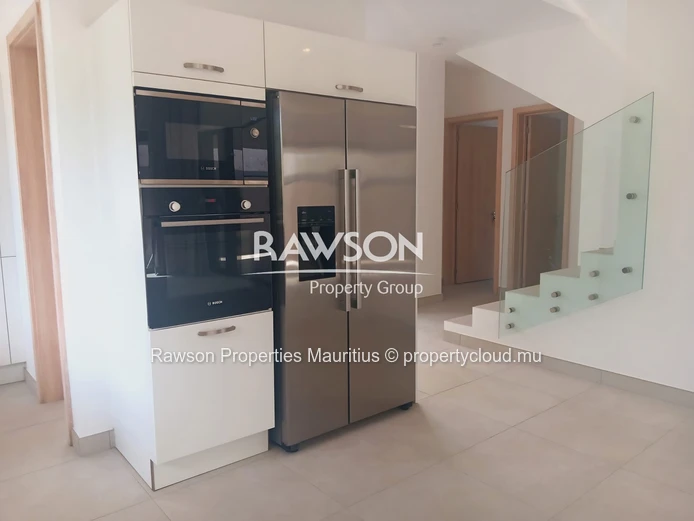 Modern Unfurnished 4-Bedroom Villa with Pool – West Coast Living