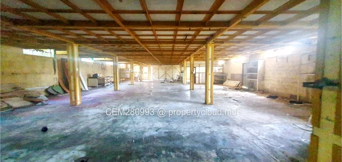 Builiding Commercial / Industriel  À Vendre - Eau Coulee