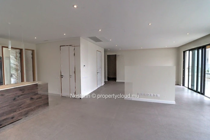 4-bedroom penthouse with sea and mountain views