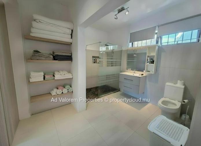 À vendre – Charmant duplex de 2 chambres à Belle Mare – À 5 minutes à pied de la plage