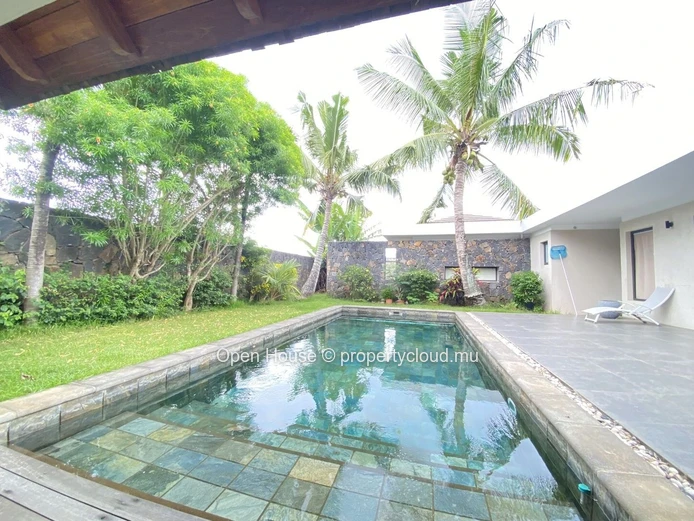 Villa PDS à vendre à Péreybère, 221m² habitables, terrain de 681m², 3 chambres + 1 bureau, piscine privée, 1 garage e...