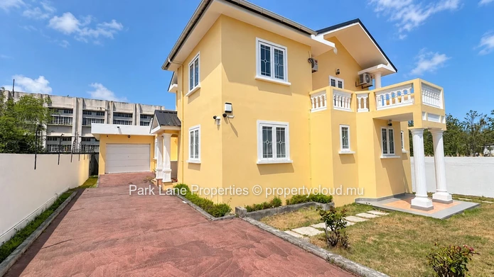 Villa lumineuse de 3 chambres avec jardin et garage à Ébène