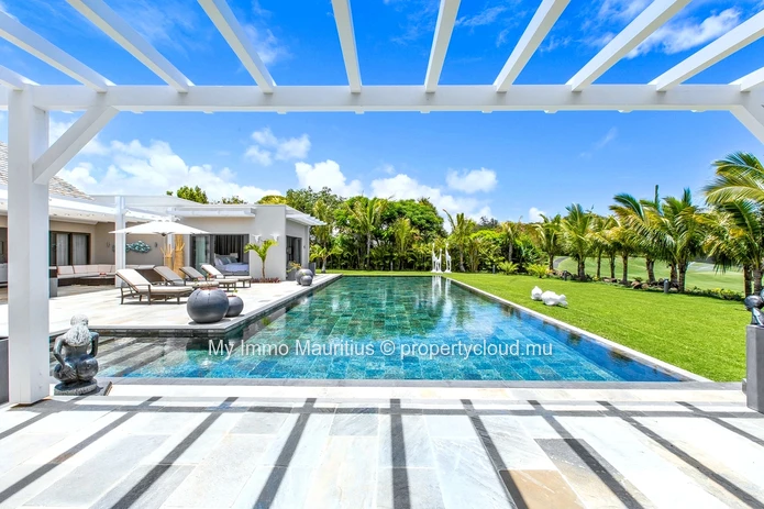 Luxurious contemporary 4-bedroom villa - Prestigious estate!