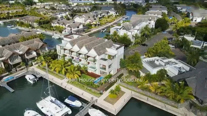 Penthouse 3 chambres avec piscine privée à louer à Rivière Noire