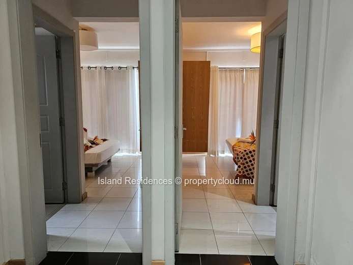 "Charming G+2 Home in Péreybère with 2 Parking Spaces and Fenced Yard - Only Rs 7.3M!"
