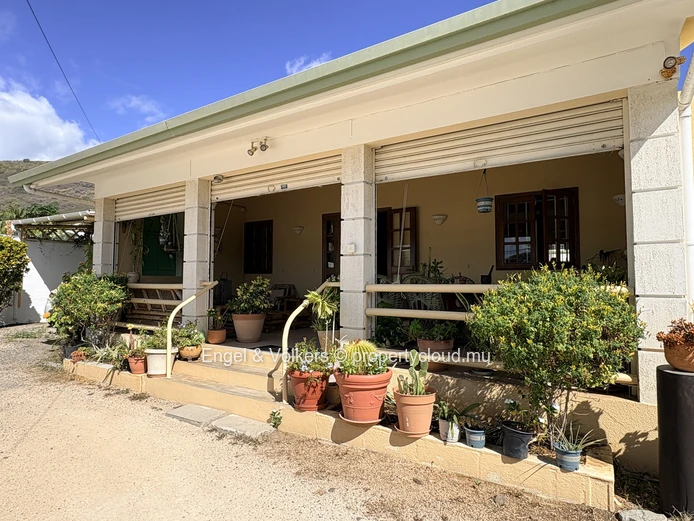 FOR RENT - Discover a stylish 2-Bedroom Home in Tamarin