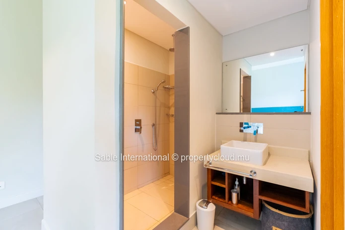 Penthouse PDS à vendre à Tamarin, Rivière Noire. Terrain de 210m², 3 chambres, piscine privée, vue rivière et montagne.