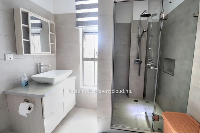 3 bedrooms contemporary in a quiet area 