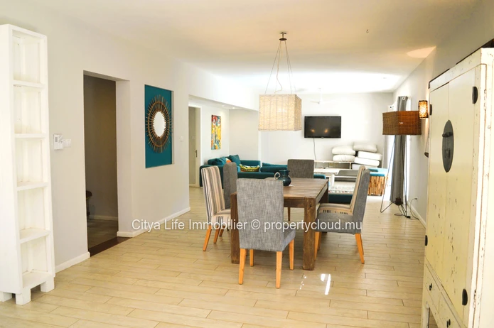 Appartement moderne et bien conçu entièrement meublé à vendre dans une résidence sécurisée.