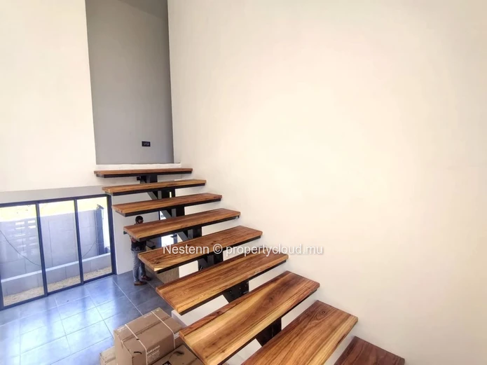 Villa moderne de 4 chambres : intérieur non meublé, cuisine entièrement équipée