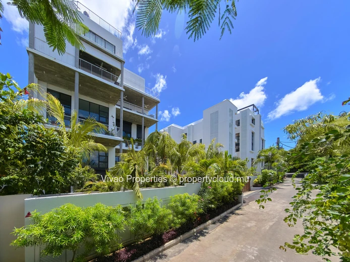 Accessible to foreigners, duplex apartment for sale in Pointe aux Canonniers, 142m², 3 bedrooms, communal pool, garde...