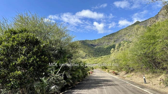 Residential land of 1,712.78m2 in Pailles