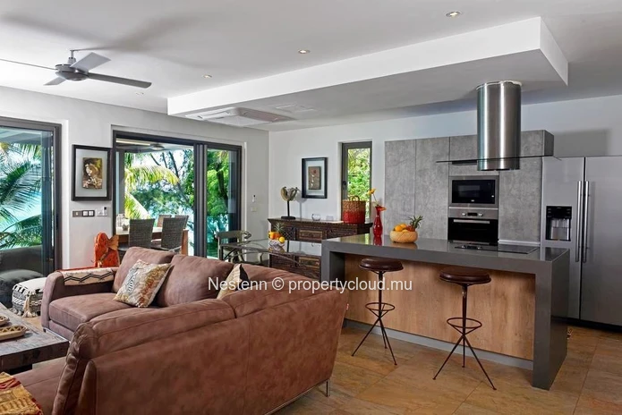 Appartement moderne de 3 chambres sur la mer meublé et décoré avec gout