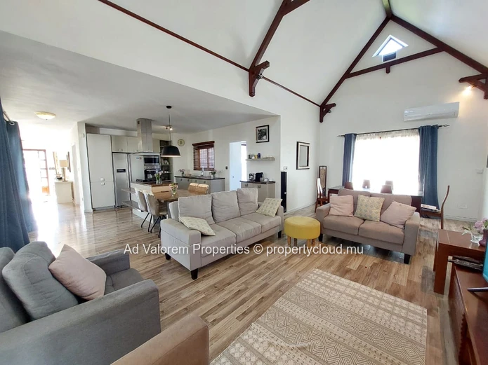 Superbe maison de 260m² à louer – meublée & équipée