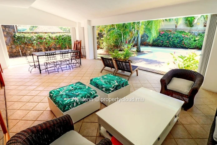 Spacieuse villa familiale située dans un quartier hautement résidentiel et proche de la plage.
