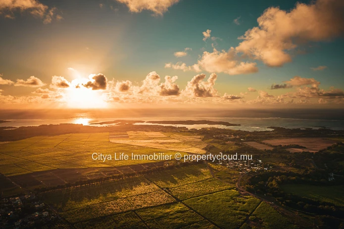 "Prime Foreigners' Paradise! 1.055m² Land in Beau Champ, Close to School, Golf Course & Shops - Rs 17.75M"