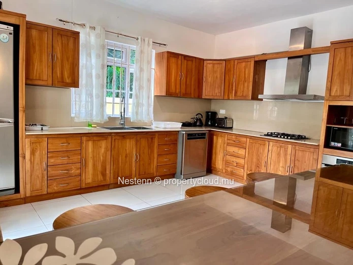 Charmante maison de ville de 3 chambres avec piscine privée et équipements modernes