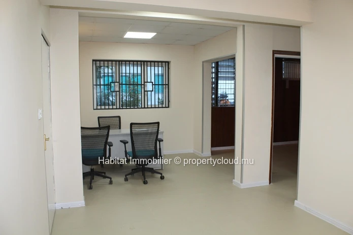 For sale - Unfurnished commercial building of 1420 m2 well located in Phoenix.