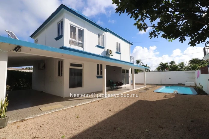 Charming 3-bedroom house with private pool 