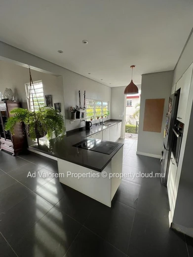 For Sale – Elegant architect-designed villa of 200 m² in Albion