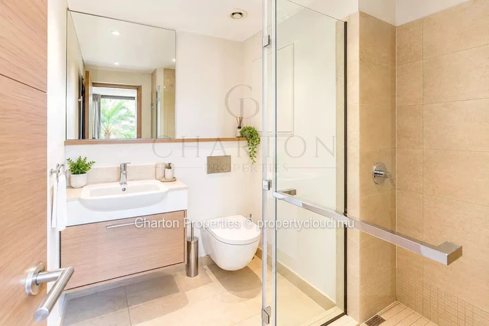 Exceptional 3-bedroom penthouse on the top floor, with golf view in the heart of Mont Choisy